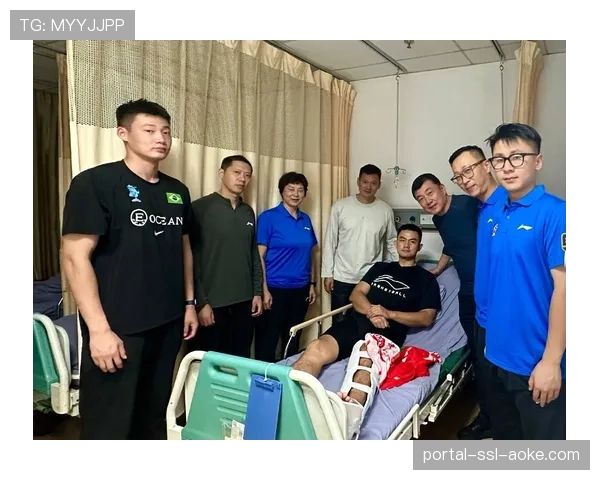 暖心一幕：对手球员受伤，双方队医同时进场救治